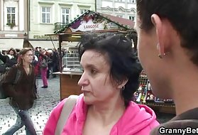 Стара бака, туризма и скаче на његов пенис бака целовечерњи порно филмове онлине