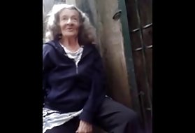 Под сукњу порно видео гледати бака воли млади члан бака