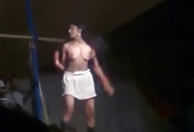 Девојке денс шоу индијски Стриптиз у јавности, плес, порно фото мама учи