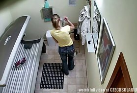 Порно са познатим личностима ватцх онлине чешки тинејџер у јавним соларијум са